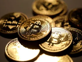 قطع رمزية تحمل شعار العملة المشفرة "بتكوين" - المصدر: بلومبرغ