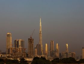 مشهد عام لمدينة دبي، ويظهر في وسط الصورة برج خليفة أعلى ناطحة سحاب في العالم. دبي، الإمارات العربية المتحدة - المصدر: بلومبرغ