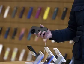 ترمب يطالب \"أبل\" بوقف نقل إنتاج هواتف \"أيفون\" إلى الهند