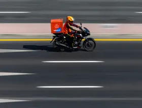 عامل توصيل لشركة "طلبات" في دبي، الإمارات - بلومبرغ