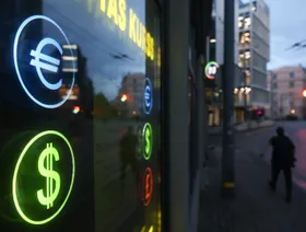 الدولار تحت الضغط بفعل صدام ترمب مع الفيدرالي وترقب خفض الفائدة