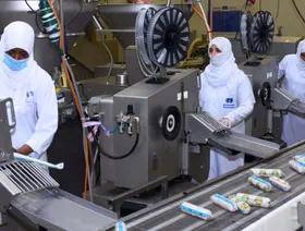 عاملات يعملن على خط لإنتاج المواد الغذائية في مصنع تابع لشركة المنجم السعودية، جدة، المملكة العربية السعودية (المصدر: شركة المنجم) - المصدر: بلومبرغ
