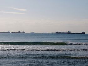 ناقلات نفط وسفن بحرية قبالة سواحل فوس سور مير، فرنسا - المصدر: بلومبرغ