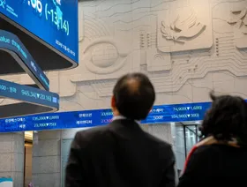 متعاملون ينظرون إلى الشاشات في مقر بورصة كوريا (KRX) في سيول، كوريا الجنوبية، يوم الأربعاء 4 ديسمبر 2024 - بلومبرغ