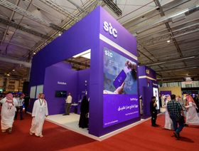 موظفون وزوار عند جناح شركة الاتصالات السعودية (مجموعة stc) خلال فعالية تسويقية في المملكة العربية السعودية (الصورة من الموقع الإلكتروني للشركة) - الشرق