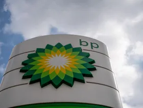 شعار شركة "بي بي" يزين واجهة مقر الشركة في لندن، المملكة المتحدة - المصدر: بلومبرغ