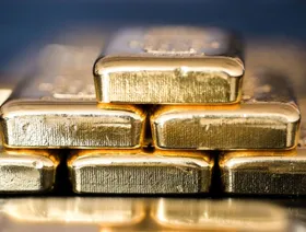 الذهب يتجاوز ذروته التاريخية المعدلة حسب التضخم المسجلة عام 1980