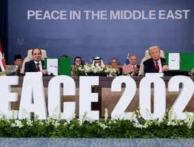 ترمب موقعاً وثيقة شرم الشيخ: اتفاق غزة شامل وواضح وسيصمد طويلاً