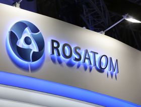 شعار "روساتوم" فوق جناح الشركة في منتدى موسكو المالي في موسكو، روسيا. - المصدر: بلومبرغ