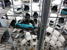 سيارة كهربائية جديدة من نوع فولكس واجن داخل أحد أبراج التسليم الخاصة بشركة صناعة السيارات في مقر شركة فولكس واجن في فولفسبورج، ألمانيا - المصدر: بلومبرغ