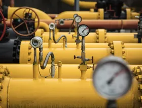 أنابيب نقل وتنظيم تدفقات زيت الوقود والنفط الخام - بلومبرغ