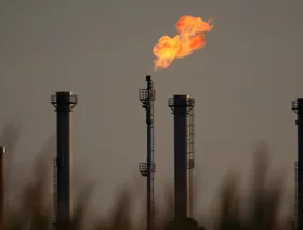 أسعار النفط تتراجع وسط مخاطر الحرب التجارية على الطلب العالمي