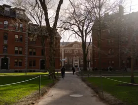 الولايات المتحدة تعتزم إلغاء تأشيرات طلبة صينيين وتكثيف التدقيق