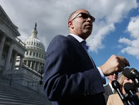 مغادرة أعضاء مجلس الشيوخ واشنطن تفاقم مأزق إغلاق الحكومة الأميركية