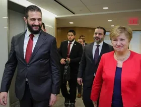 الرئيس السوري أحمد الشرع ومديرة صندوق النقد الدولي كريستالينا غورغييفا في واشنطن. 10 نوفمبر 2025 - وكالة الأنباء العربية السورية (سانا)