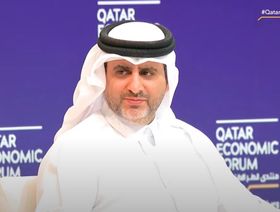 الشيخ بندر بن محمد بن سعود آل ثاني محافظ مصرف قطر المركزي خلال منتدى قطر الاقتصادي (20 مايو 2025) - الشرق