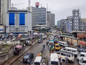 مشاهد تضم سيارات الأجرة والباعة في الشوارع  بمنطقة الأعمال المركزية في لاغوس، نيجيريا - المصدر: بلومبرغ