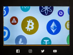 شعارات عدد من العملات المشفرة معروضة على شاشة ماكينة صراف آلي داخل بورصة للعملات المشفرة في برشلونة، إسبانيا - المصدر: بلومبرغ