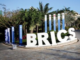 شعار مجموعة بريكس (BRICS) ولافتات تحمل أعلام الدول الأعضاء في المجموعة - الشرق/بلومبرغ