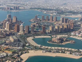 جزيرة اللؤلؤة بمبانيها الفاخرة وشواطئها الجميلة ومياه الخليج المحيطة بها في الدوحة، قطر - بلومبرغ