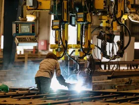 ترمب يتعهد بإنفاق أموال طائلة لإعادة صناعة السفن إلى بلاده