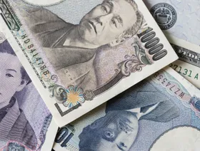 أوراق نقدية من الين الياباني - المصدر: بلومبرغ