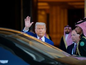 الرئيس الأميركي دونالد ترمب يلوح بيده وهو يهم باستقلال سيارة خلال زيارته إلى الرياض، المملكة العربية السعودية (13 مايو 2025) - رويترز