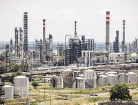 مصفاة دونا للنفط، تديرها شركة "إم أو إل هنغاريان أويل آند غاز" (MOL Hungarian Oil &amp; Gas)، في سازاهالومباتا، المجر - بلومبرغ