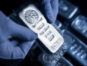 شخص يمسك بسبيكة من الفضة تزن 1 كيلوغرام - بلومبرغ