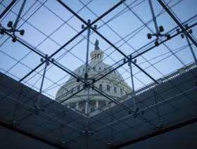 الدولار تحت الضغط مع دخول واشنطن أول إغلاق حكومي منذ 7 سنوات