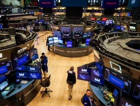 \"وول ستريت\" تواجه معضلة التحوط مع تضخم التقييمات