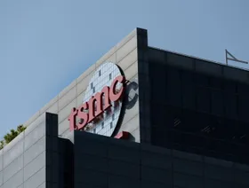 \"TSMC\" التايوانية تدرس الاستحواذ على حصة مسيطرة في \"إنتل\" بطلب من فريق ترمب