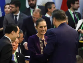 رئيسة المكسيك كلاوديا شينباوم تصافح الرئيس الصيني شي جينبينغ خلال قمة مجموعة العشرين التي عُقدت في متحف الفن الحديث في ريو دي جانيرو، البرازيل، في 18 نوفمبر 2024 - رويترز