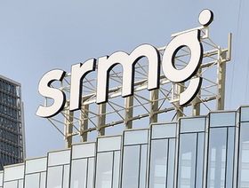 شعار المجموعة السعودية للأبحاث والإعلام (srmg) يتصدر واجهة مقر الشركة في برج ضمن مركز الملك عبدالله المالي بالرياض، المملكة العربية السعودية (المصدر: أرقام) - الشرق