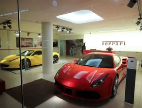 سيارة "فيراري 458 إيطاليا" على اليسار - المصدر: بلومبرغ