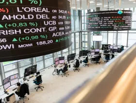 أسعار الأسهم معروضة على شاشة إلكترونية في بورصة "يورونكست" في باريس، فرنسا (صورة أرشيفية) - بلومبرغ