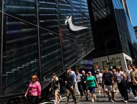 أشخاص يمرون بجوار متجر "دار الابتكار" التابع لشركة نايكي في الجادة الخامسة بمدينة نيويورك، الولايات المتحدة. أسهم شركة الأحذية الرياضية بعد أن جاءت توقعاتها السنوية دون التوقعات. - بلومبرغ