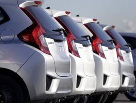 سيارات شركة هوندا موتور متوقفة على رصيف في يوكوهاما في اليابان تمهيداً لتصديرها. 26 يناير 2017 - بلومبرغ