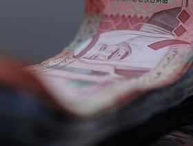 أوراق نقد من فئة 100 ريال سعودي - المصدر: بلومبرغ