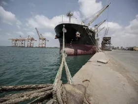 سفينة راسية بميناء الحديدة، اليمن - بلومبرغ