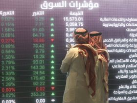 زائران يراقبان حركة الأسهم المعروضة على شاشة فيديو كبيرة داخل السوق المالية السعودية، والمعروفة باسم تداول، في الرياض، المملكة العربية السعودية (أرشيفية) - المصدر: بلومبرغ