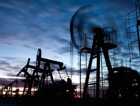 \"أوبك+\" يرفع إنتاج النفط في ديسمبر ويجمد الزيادة بالربع الأول 2026