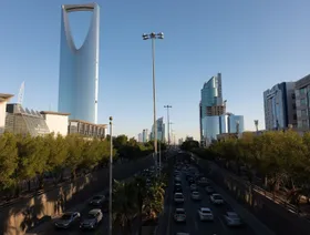 ناطحات سحاب على جانب طريق في الرياض، السعودية - المصدر: بلومبرغ