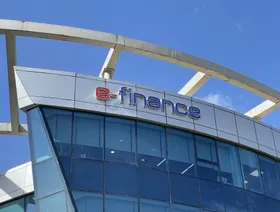 شعار "إي فاينانس" يزين واجهة مقر الشركة في القرية الذكية، مصر - المصدر: بلومبرغ