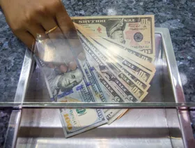 الصناديق العالمية تتجه للأسواق الناشئة بآسيا مع ضعف الدولار