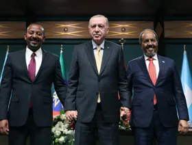 رئيس الوزراء الإثيوبي أبي أحمد، إلى اليسار، والرئيس التركي رجب طيب أردوغان، في الوسط، والرئيس الصومالي حسن شيخ في أنقرة في 11 ديسمبر. - منصة "X"