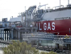 ناقلة تحمل شحنة من الغاز الطبيعي المسال راسية قرب أحد الموانئ - بلومبرغ