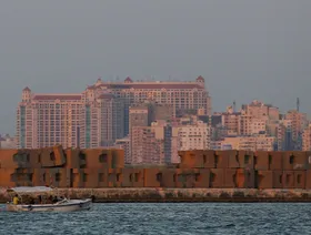 قارب بجوار حاجز خرساني على ساحل البحر الأبيض المتوسط ​​في الإسكندرية - المصدر: بلومبرغ