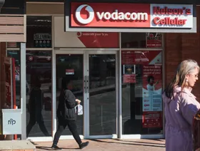 مارة أمام متجر "فوداكوم" في بريتوريا، جنوب أفريقيا. - بلومبرغ