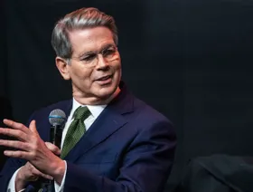 بيسنت يحث الفيدرالي على خفض الفائدة 50 نقطة أساس في سبتمبر